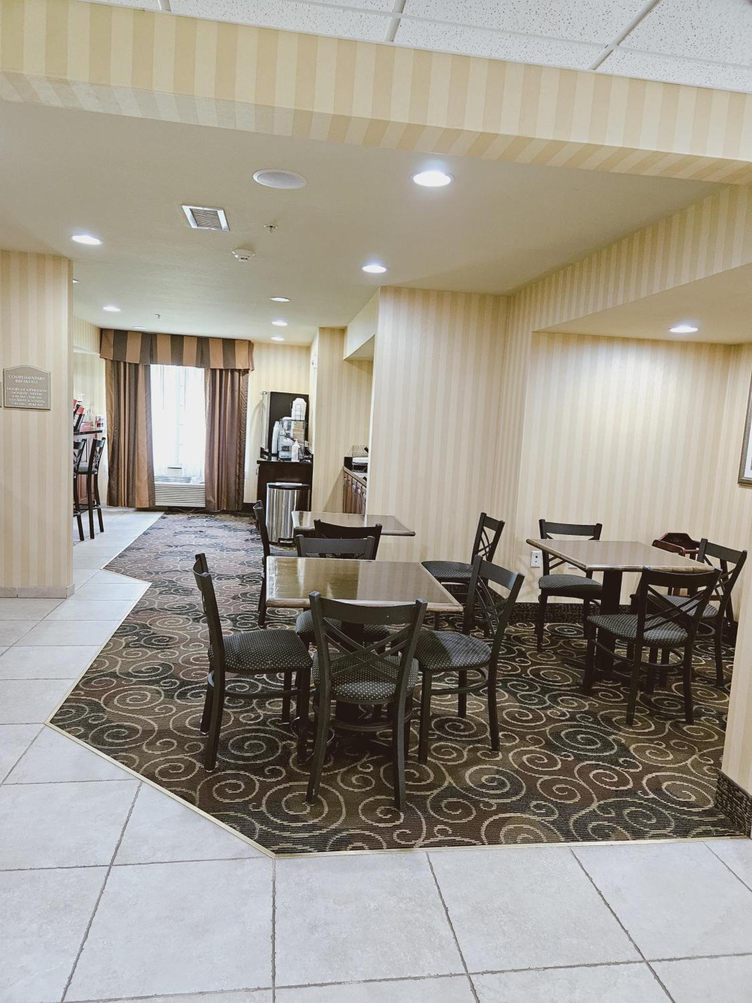 Cobblestone Inn & Suites - Bloomfield Buitenkant foto