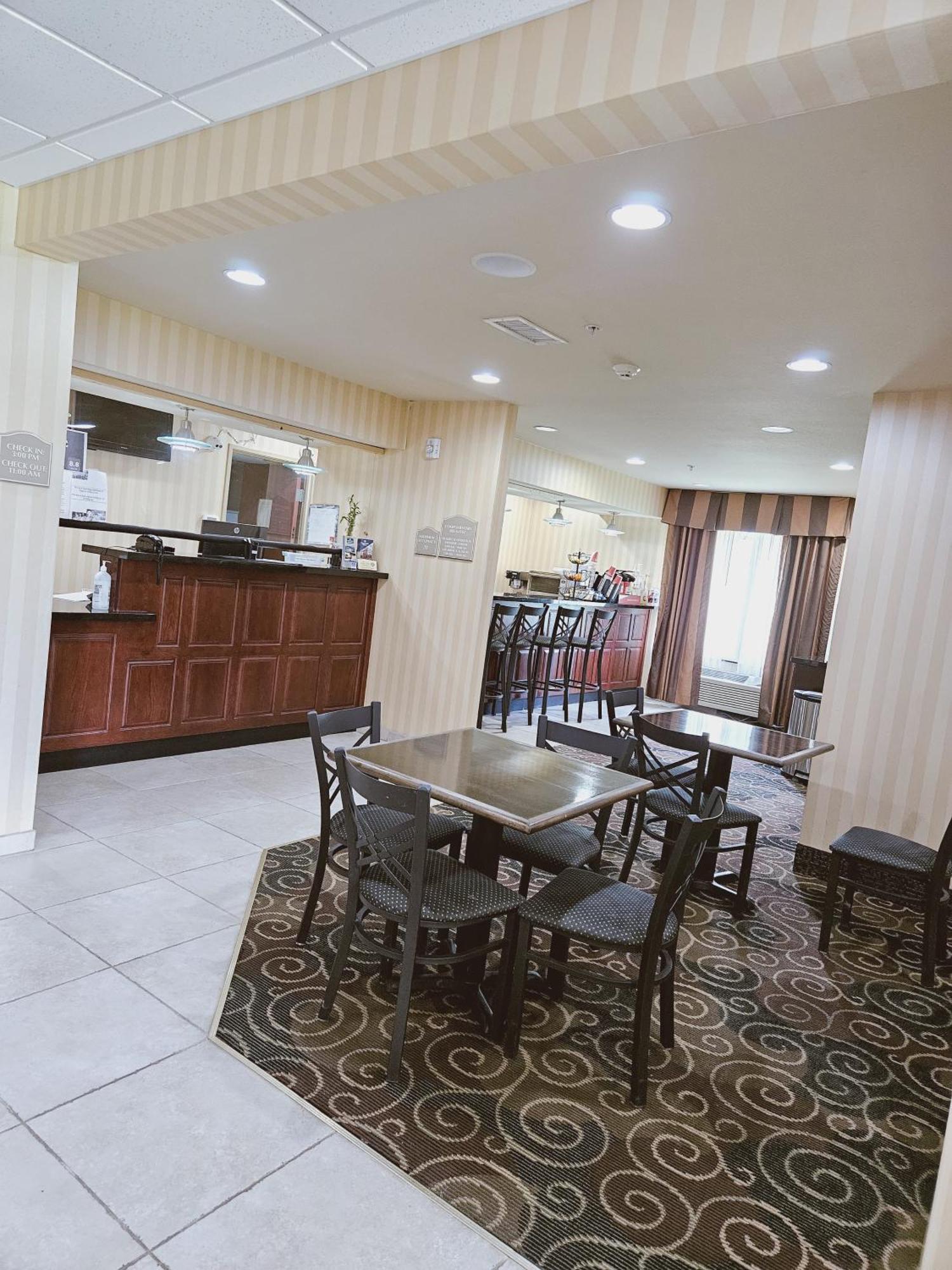 Cobblestone Inn & Suites - Bloomfield Buitenkant foto