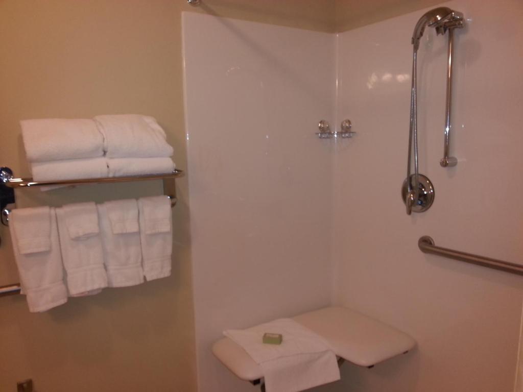 Cobblestone Inn & Suites - Bloomfield Buitenkant foto