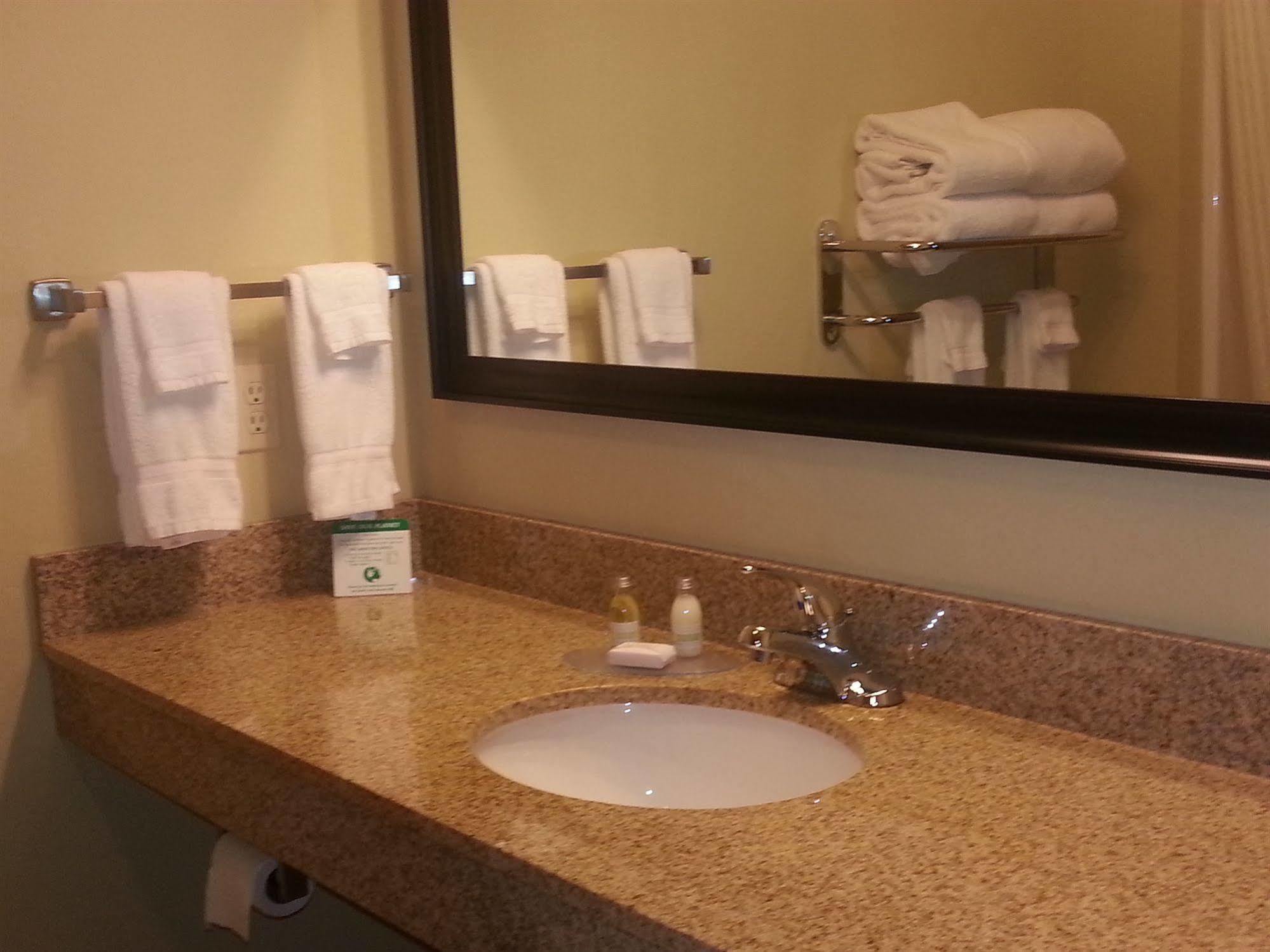 Cobblestone Inn & Suites - Bloomfield Buitenkant foto