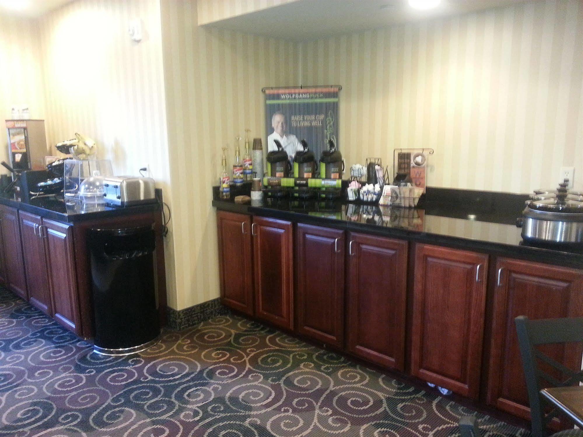 Cobblestone Inn & Suites - Bloomfield Buitenkant foto