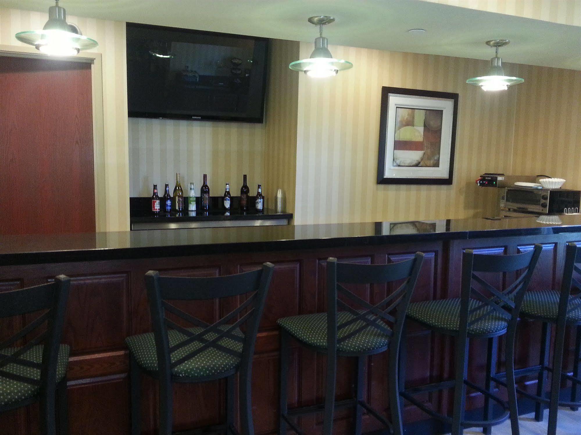 Cobblestone Inn & Suites - Bloomfield Buitenkant foto